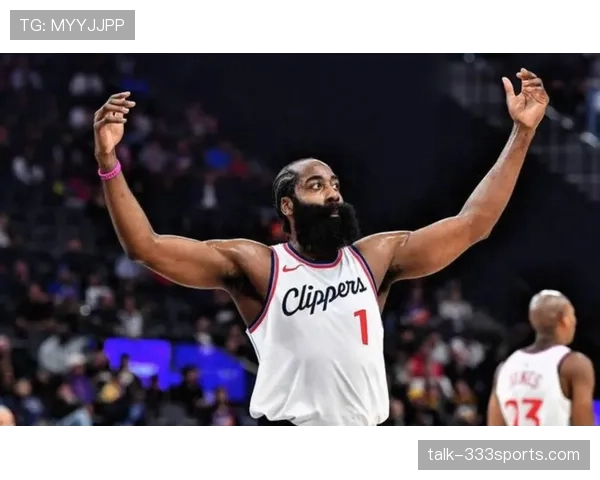 布克三分效率高于哈登，关键时刻持续拉开太阳得分空间