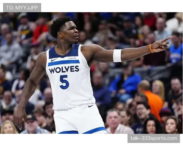 爱德华兹三分命中率提升显著 拉开球队进攻空间