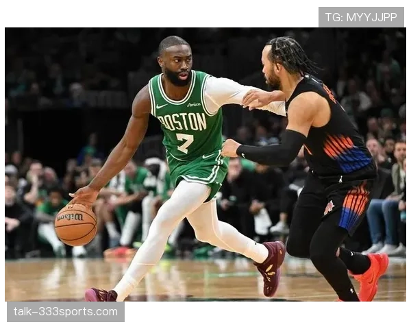 杰伦·布朗利用挡拆拉开空间，提升关键时刻得分效率