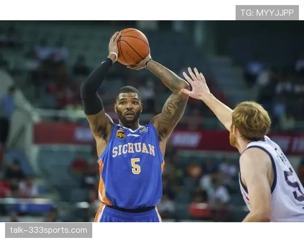 约什·史密斯利用挡拆创造空位提升三分效率明显优于以往赛季